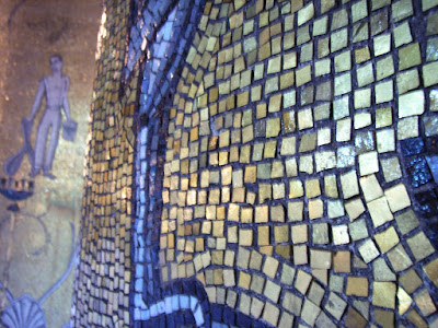 Golden Hall is named after the decorative mosaics made of more than 18 million tiles. The mosaics make use of motifs from Swedish history. 金厅的名字来自于它有据说超过180多万片金色的马赛克装饰，很多马赛克装饰画描绘了瑞典的历史事件。