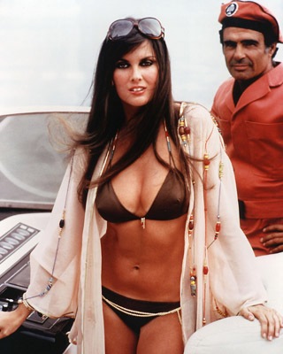 [02.CarolineMunro3.jpg]