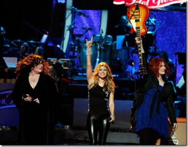 Fergie and rock band Heart (sisters Ann and Nancy Wilson)  Idol Gives Back picture