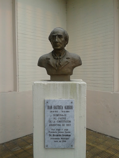 Monumento A Juan B Alberdi 