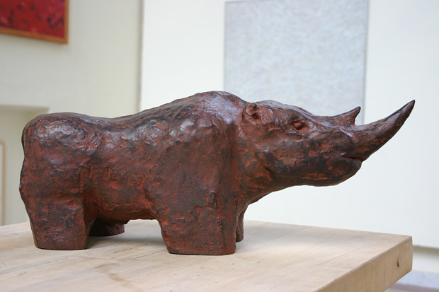 Neushoorn, 2004 (brons) rechteraanzicht