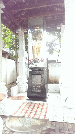 Statue of Uththaranandabidhana Thero