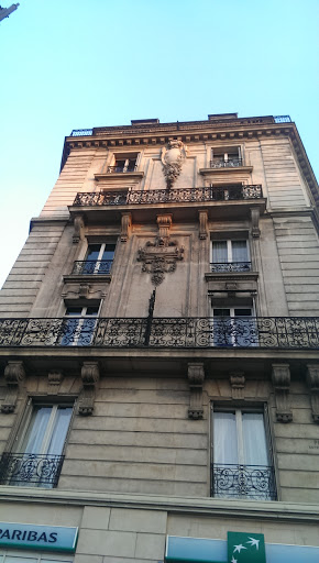 Lion sculpté sur façade d'immeuble 1882
