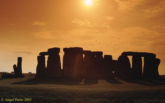 [stonehenge06[3].jpg]