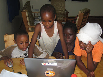 Weeskinderen in Kenia op Byte laptop