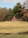 Pyramide im Park