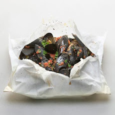 Mussels in Tomato-Parsley Sauce Baked in Parchment