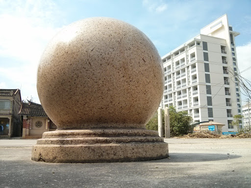 兌山球型石像