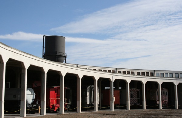 [roundhouse[4].jpg]