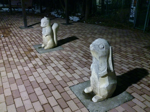 兎と栗鼠の像