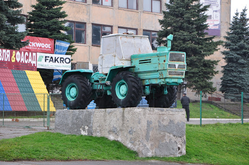 Памятник Трактору T-150