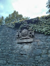 Wappen an Burgmauer