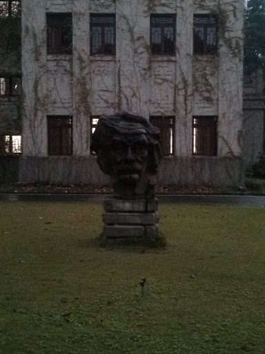 行政楼雕像一号