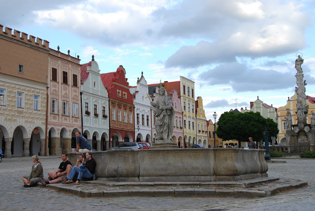 廣場另一面，人是三三兩兩的，顯得分外冷清。