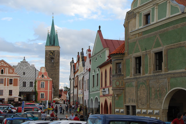 廣場上停滿破壞景觀的車子。