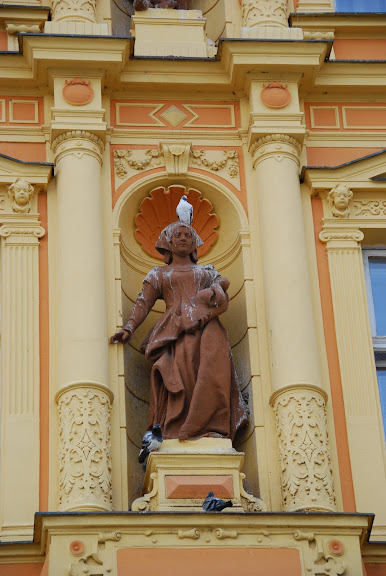 兌換捷克克朗建築物的上方，豎立著一個滿頭鴿糞的雕像，應該不會比近期喧擾的吃糞事件好到哪裡！