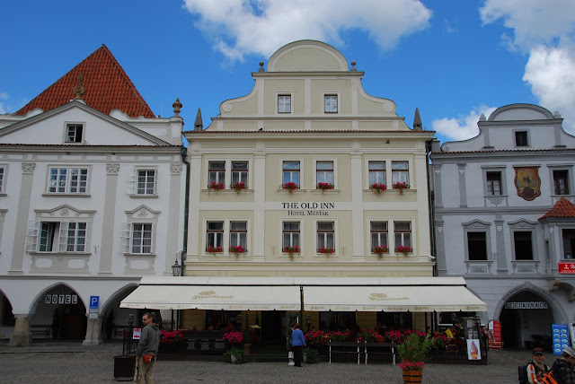 中午用餐的餐廳即位在舊城廣場上。