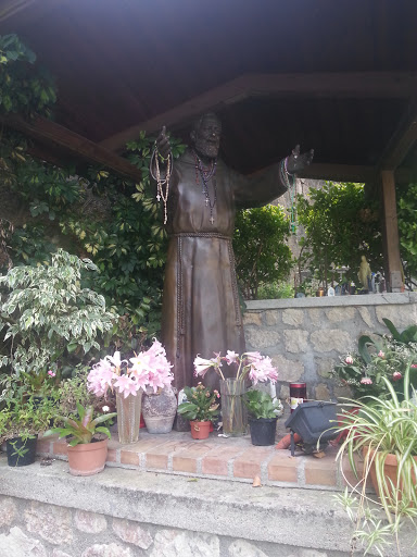 Statua di Padre Pio ad Acquappesa