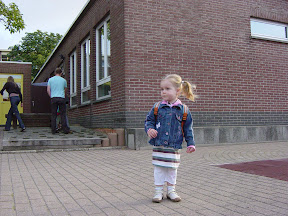 Jorunn bij de school