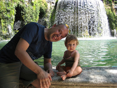 Sofie en papa bij de fontein in Villa d'Este
