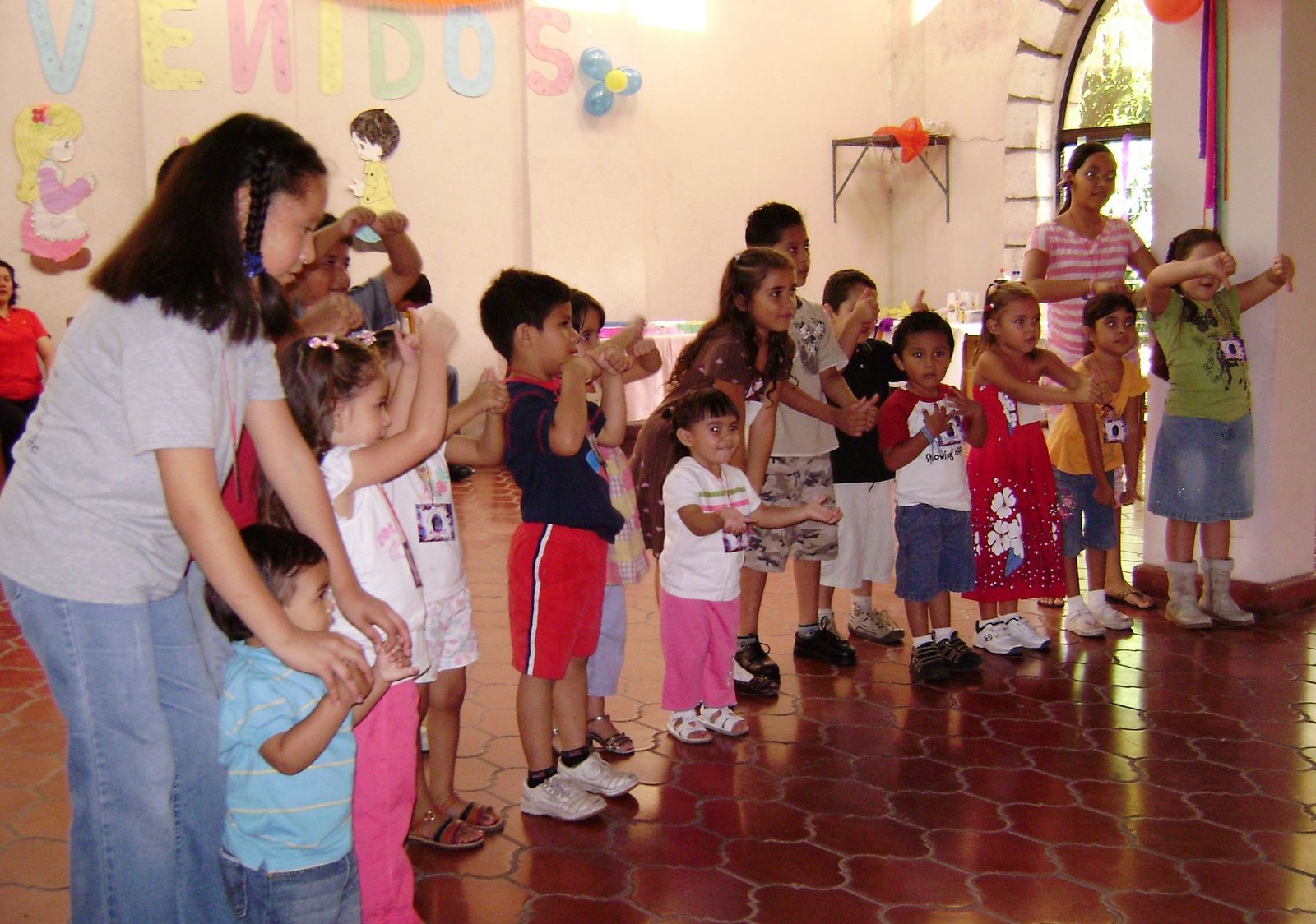 [Children singing[3].jpg]