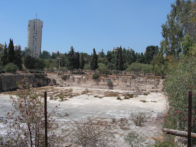И бассейн, и окружавшее его мусульманское кладбище все еще целы
