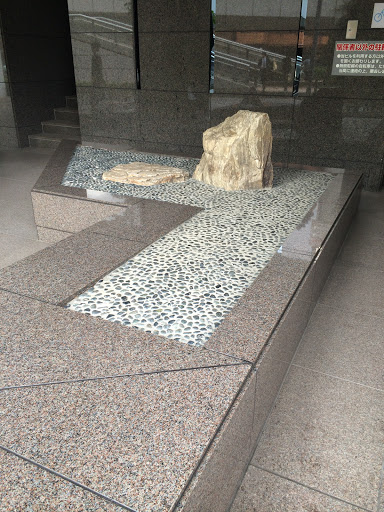 ニッセイ盛岡駅前ビルの石のオブジェ