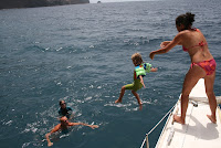 Mathilde qui vient d'etre lancer par alicia dans l'eau