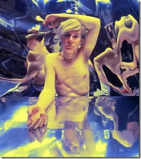 Andy Warhol with scars, 1969, by Carl Fischer. Fonte: de factum...