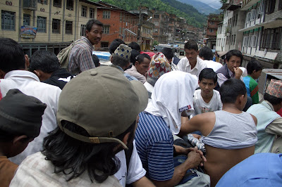 यो बसको छत हो, कुनै आमस�ा होइन