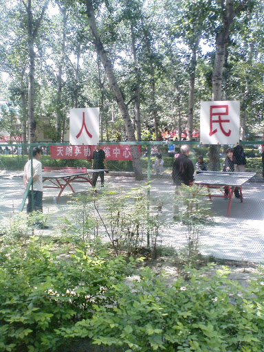 很多人都挤到了街心花园，当时还有老掰掰打球呢，佩服啊～～