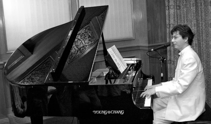 KCLau on the piano