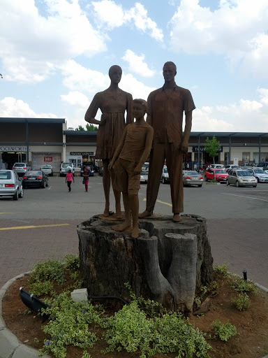 Oaks Centre Family Statue