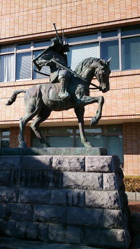 韮崎市役所 武田信玄公像