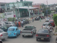 Continùan en paro indefinido maestros de Coyuca y bloquean calle del primer cuadro de la ciudad en rechazo a la ACE