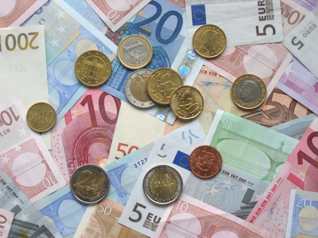 [euro_coins_and_banknotes[2].jpg]