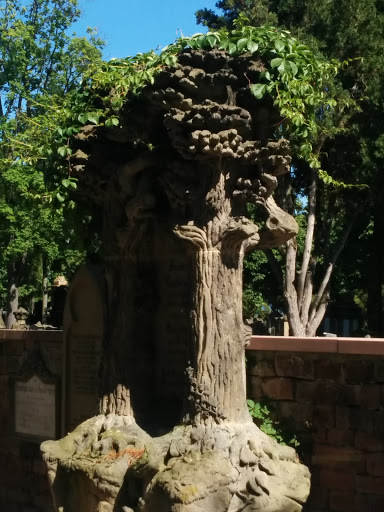 Baum aus Stein
