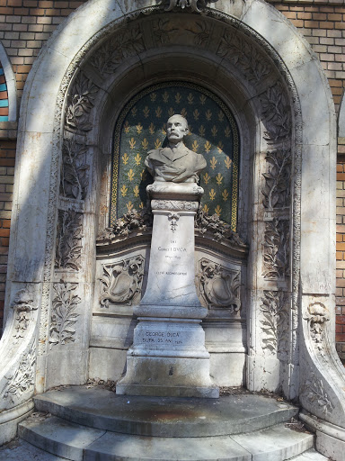 Statuie George Duca