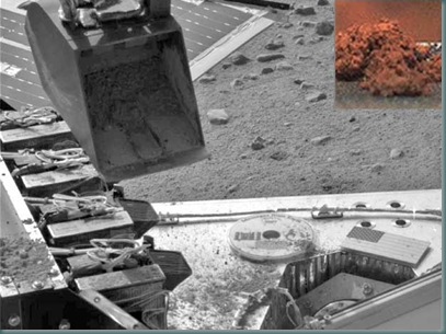 Imagen del brazo de la sonda Phoenix recogiendo material del suelo de Marte. En la parte superior izquierda, en rojo, una muestra de suelo marciano (NASA)