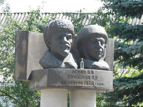 Памятник Ленину и Крупской