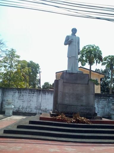 Statue of SWRD Bandaeanayake at Dompe Hospilal