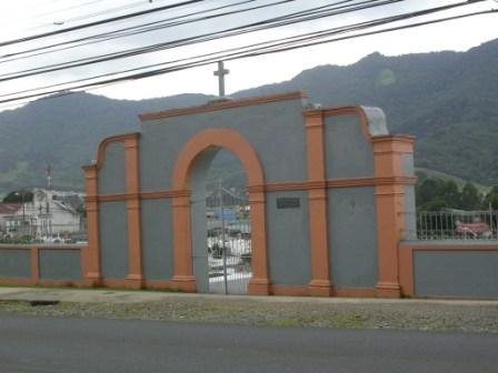 Fachada Cementerio de Tres Rios