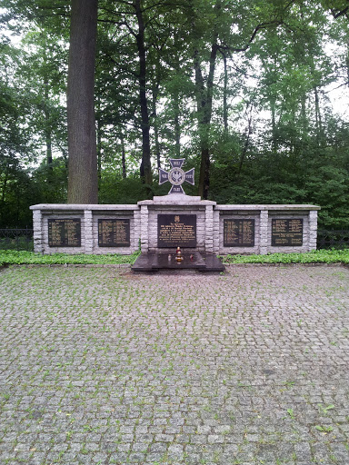 Cmentarz Wojenny Pod Trzema Dębami