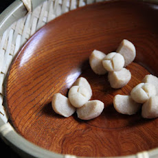 Thai Shortbread Cookies (Khanom Kleeb Lamduan)