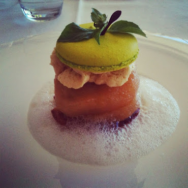 « POMME DE REINETTE ET POMME D’API »
 Pommes tatin en sablé, espuma de caramel au beurre salé et écume de calvados