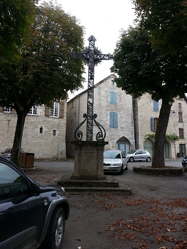 Croix En Métal (Centre Villeneuve)