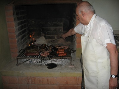 Mi abuelito Nello con su delantal de carnicero