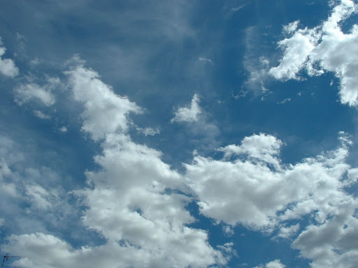 cielos azules con nubes