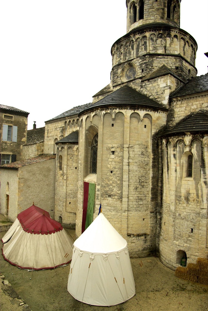 Fête médiévale à Cruas (Ardèche) - Le village médiéval reconstitué au pied de l'abbatiale de Cruas, dont la construction a commencé dans la seconde moitié du XIe siècle.