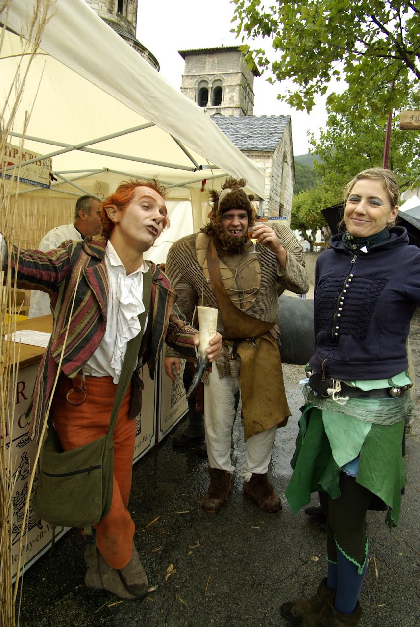 Fête médiévale à Cruas (Ardèche) - Pendant ce temps là, elfes et autres trolls ripaillent avant le spectacle.